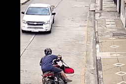 Clip: Đi môtô cướp túi xách bị lái xe bán tải dạy dỗ nhớ đời