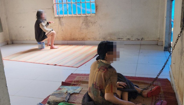 2 người phụ nữ bị xích chân vào cửa sổ. Ảnh: Võ Tùng