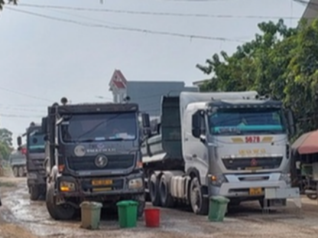 Dân mang thùng rác chặn xe tải trọng lớn làm hỏng đường