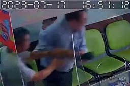 Tin tức trong ngày - CLIP: Một bác sĩ bị đánh tại phòng khám