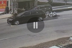 Tin tức trong ngày - Camera ghi lại vụ ô tô tông vợ chồng đi xe máy rồi bỏ chạy