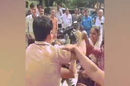 Phi thường - kỳ quặc - Bị cáo buộc hành hạ bé gái, vợ chồng nữ phi công nhận "mưa đòn"