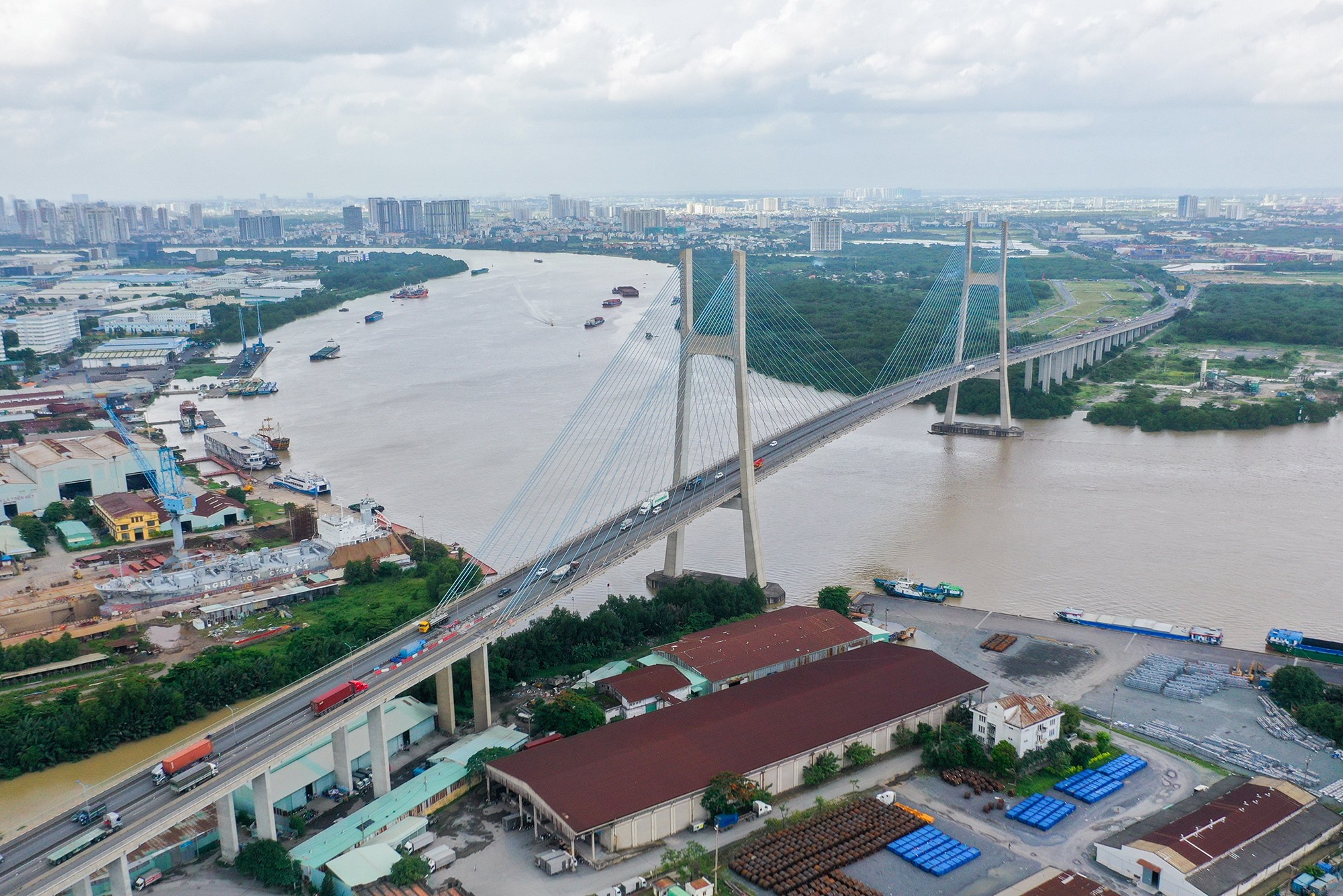 Cầu Phú Mỹ là cầu dây văng lớn nhất TP.HCM bắc qua sông Sài Gòn, nối TP Thủ Đức và quận 7 (thuộc đường Vành đai 2), được khánh thành năm 2009, có tổng mức đầu tư&nbsp;2.076 tỷ đồng, theo hình thức BOT.