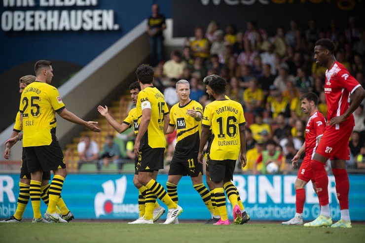 Dortmund (áo vàng đen) thắng vất vả