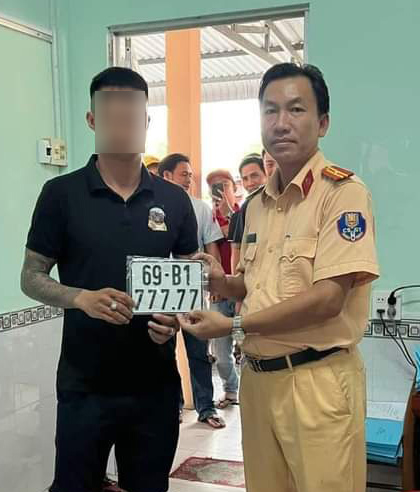 Anh X. bấm được biển số xe “ngũ quý” trước sự ngỡ ngàng của nhiều người