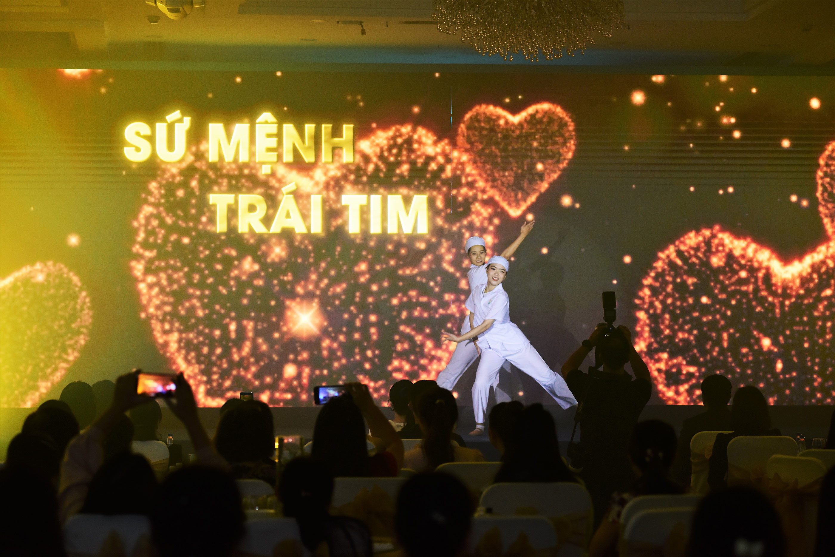 Tiết mục mở màn sự kiện tôn vinh nghề hộ sinh với sứ mệnh thiêng liêng cùng trái tim ấm áp