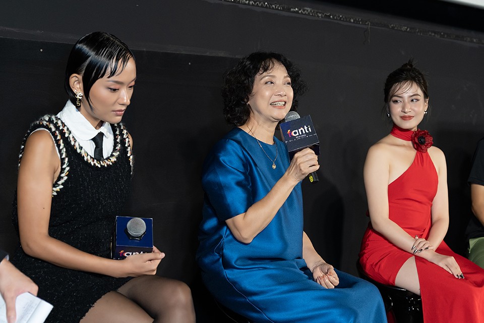Nghệ sĩ Lê Khanh cùng hai nữ chính - Thảo Tâm (phải) và Hồ Thu Anh