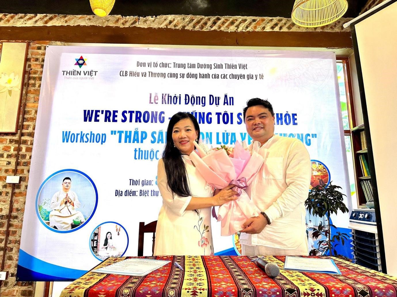 Ông Lê Thái Bình (bên phải) trong buổi lễ khởi động dự án “We’re Strong - Chúng Ta Sống Khỏe” (Ảnh: NVCC).