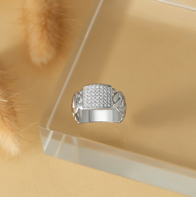 Mẫu nhẫn đính đá ECZ từ PNJ có thiết kế mắt xích cứng cáp và mạnh mẽ, là món phụ kiện giúp phái mạnh tôn lên vẻ nam tính, lịch lãm.&nbsp;Ảnh: PNJ