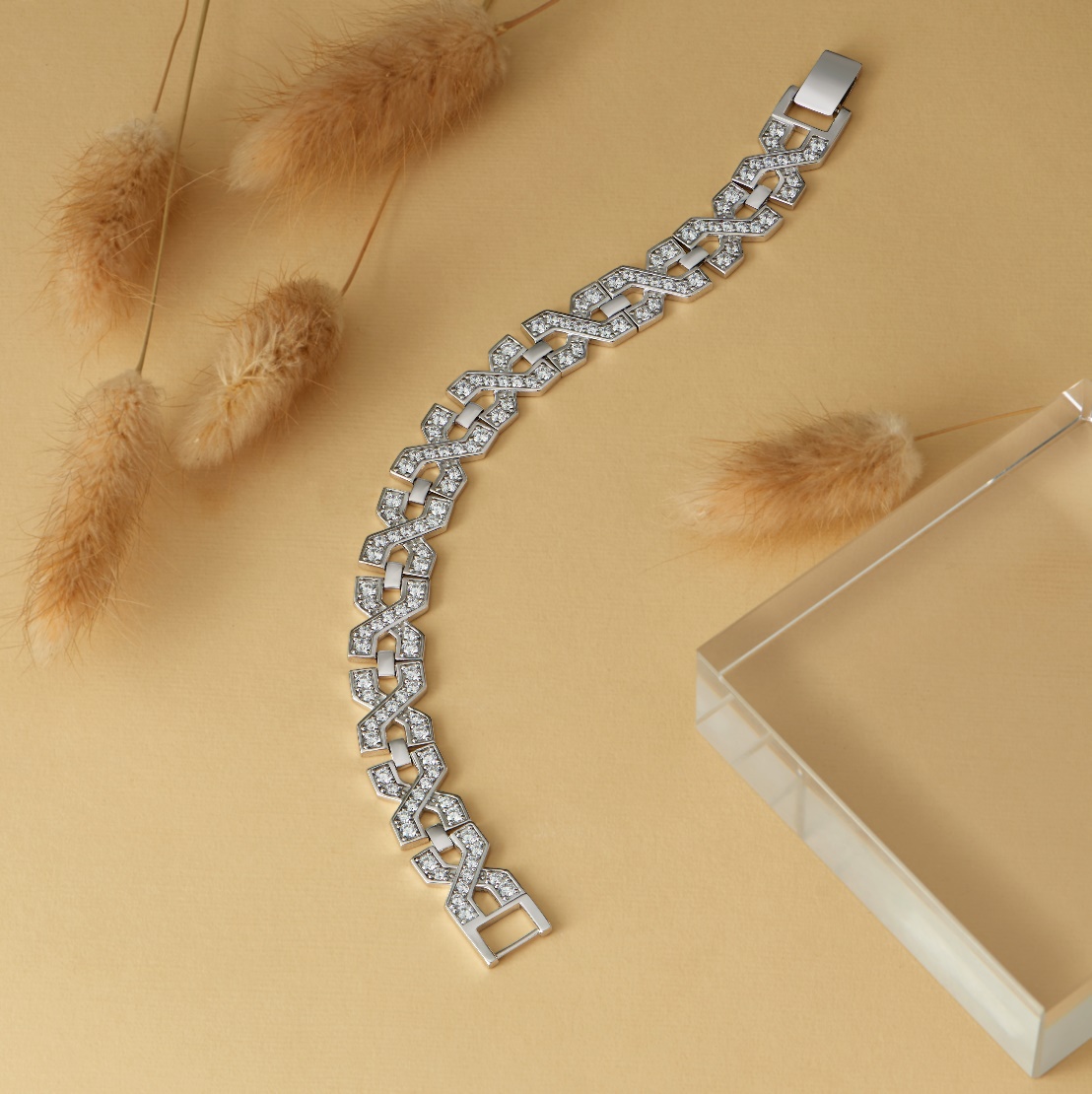 Lắc tay bản to từ PNJ là món trang sức không thể thiếu trong tủ đồ của các quý ông phong trần và bụi bặm.&nbsp;Ảnh: PNJ