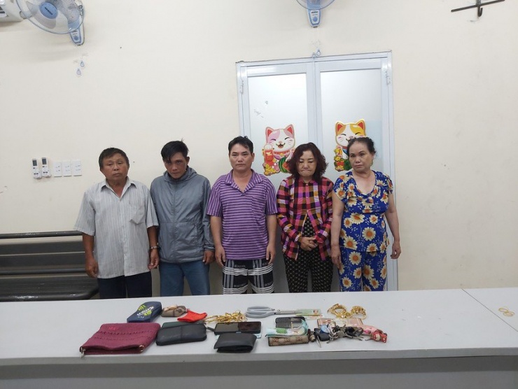 Nhóm người này đã dàn cảnh một cách tinh vi từ kịch bản chuẩn bị sẵn khiến nạn nhân dù rất cảnh giác nhưng vẫn "sập bẫy". Ảnh: CA