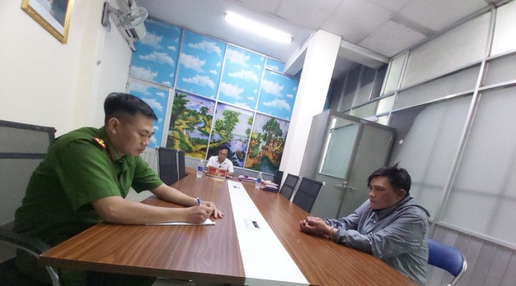 Hòa (bìa phải) được xác định là nghi can cầm đầu băng này. Ảnh: CA