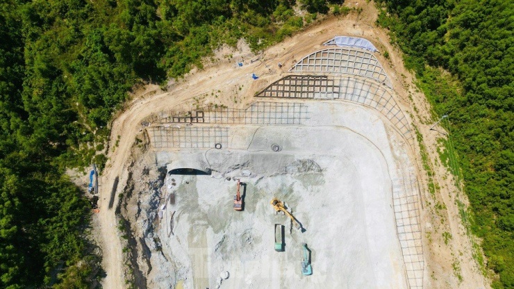 Cận cảnh công nhân ngày đêm khoét núi, thi công hầm cao tốc Quảng Ngãi - Hoài Nhơn - 1