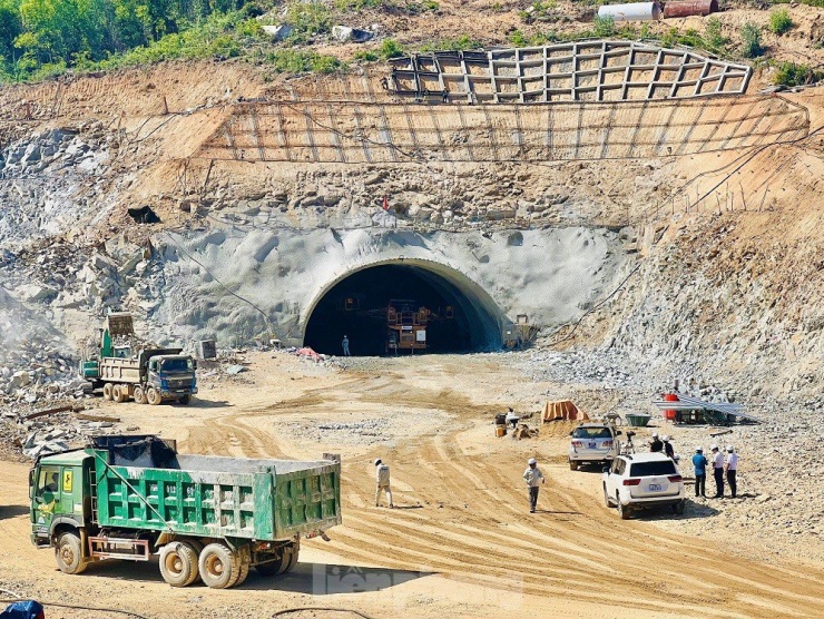 Cận cảnh công nhân ngày đêm khoét núi, thi công hầm cao tốc Quảng Ngãi - Hoài Nhơn - 3