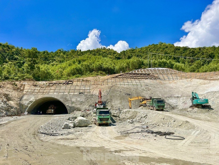 Dự án có chiều dài 88km, tổng mức đầu tư hơn 20.400 tỷ đồng. Trong đó đoạn qua địa phận tỉnh Quảng Ngãi dài 60,3km, qua tỉnh Bình Định dài 27,7km. Giai đoạn 1, cao tốc Quảng Ngãi - Hoài Nhơn có quy mô 4 làn xe, vận tốc 80km/h. Dự án do Ban Quản lý dự án 2 (Bộ GTVT) làm chủ đầu tư.