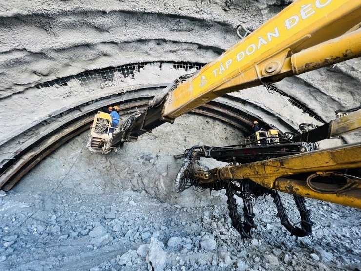 Cận cảnh công nhân ngày đêm khoét núi, thi công hầm cao tốc Quảng Ngãi - Hoài Nhơn - 7