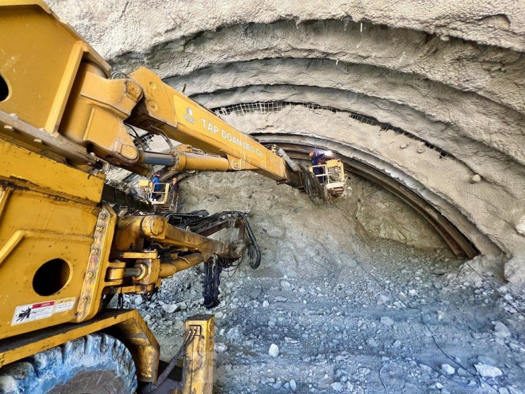 Trên tuyến cao tốc này có 3 hầm xuyên núi gồm hầm 1 hầm 2 thuộc gói XL2 và hầm 3 thuộc gói XL3. Trong đó, hầm số 1 có chiều dài 610m, hầm số 2 dài 700m và hầm số 3 là hầm cấp đặc biệt với chiều dài 3.200m.