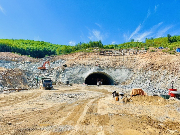 Cận cảnh công nhân ngày đêm khoét núi, thi công hầm cao tốc Quảng Ngãi - Hoài Nhơn - 5