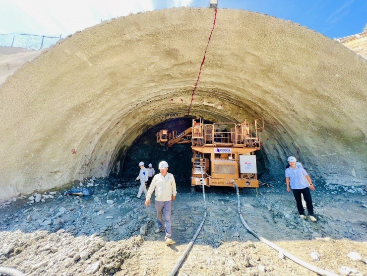 Cao tốc Quảng Ngãi – Hoài Nhơn là đoạn tuyến có nhiều hầm xuyên núi nhất trên cao tốc Bắc Nam .