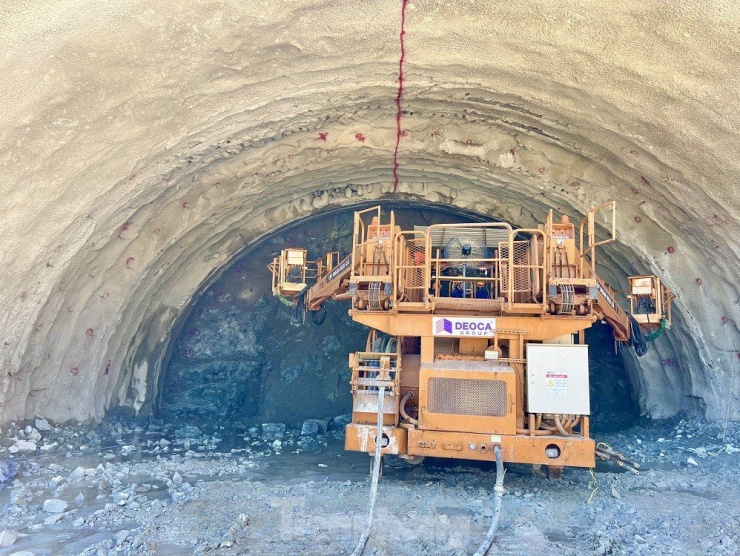 Cận cảnh công nhân ngày đêm khoét núi, thi công hầm cao tốc Quảng Ngãi - Hoài Nhơn - 9