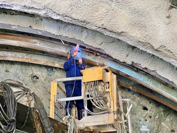 Cận cảnh công nhân ngày đêm khoét núi, thi công hầm cao tốc Quảng Ngãi - Hoài Nhơn - 13