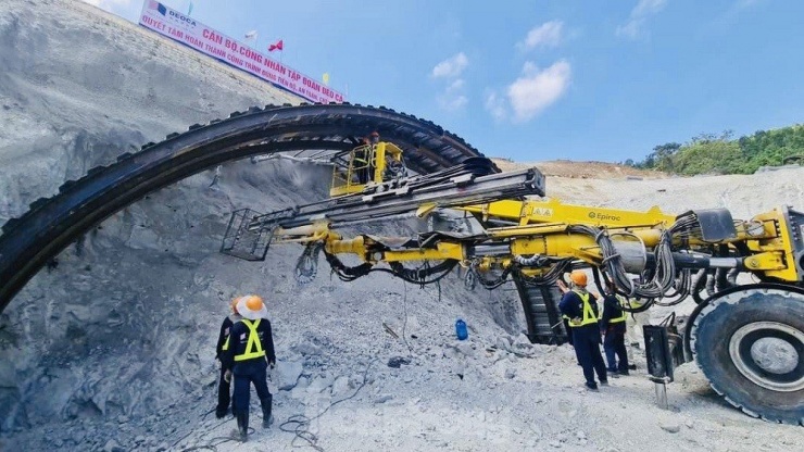 Hiện nhà thầu đang huy động tổng lực các thiết bị, máy móc chuyên dụng, làm việc hết công suất để đẩy nhanh tiến độ đến mức tối đa có thể.