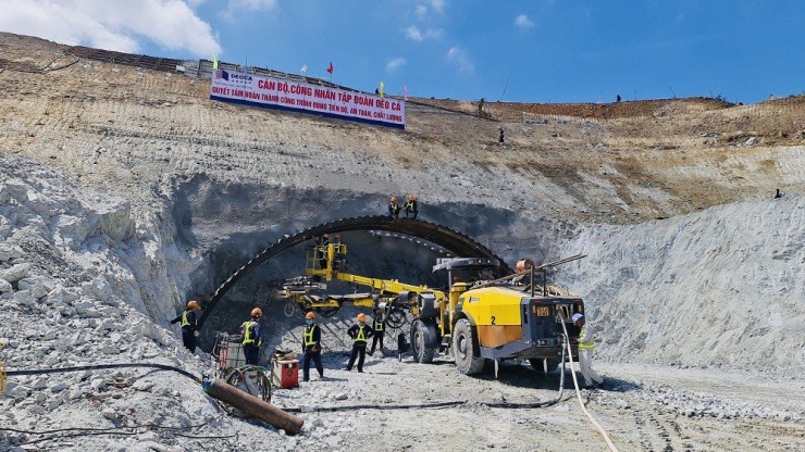 Cận cảnh công nhân ngày đêm khoét núi, thi công hầm cao tốc Quảng Ngãi - Hoài Nhơn - 11