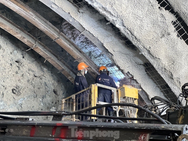 Theo ghi nhận của PV, các cửa hầm đã thi công vào sâu bên trong khoảng hơn 10m, các công nhân làm việc 24/24 . Tại cửa hầm số 2 phía Bắc (thuộc xã Phổ Cường, thị xã Đức Phổ, tỉnh Quảng Ngãi), hàng chục cán bộ kỹ thuật, công nhân và máy móc chuyên dụng đang miệt mài làm việc.