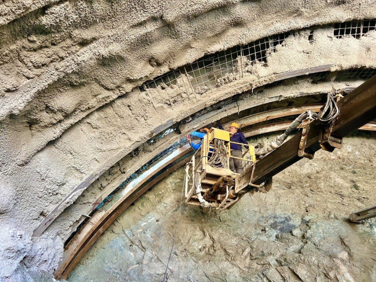 Cận cảnh công nhân ngày đêm khoét núi, thi công hầm cao tốc Quảng Ngãi - Hoài Nhơn - 17