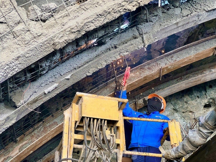 Cận cảnh công nhân ngày đêm khoét núi, thi công hầm cao tốc Quảng Ngãi - Hoài Nhơn - 14