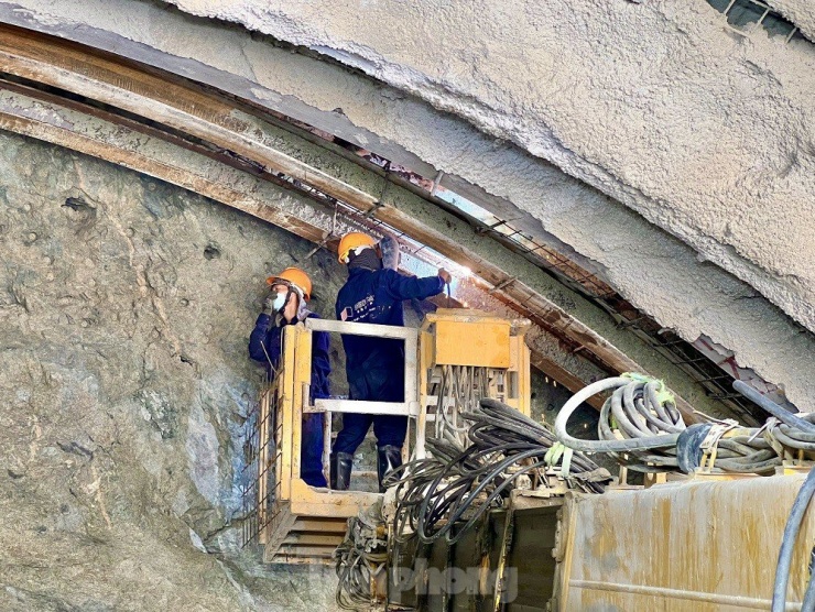 Cận cảnh công nhân ngày đêm khoét núi, thi công hầm cao tốc Quảng Ngãi - Hoài Nhơn - 15