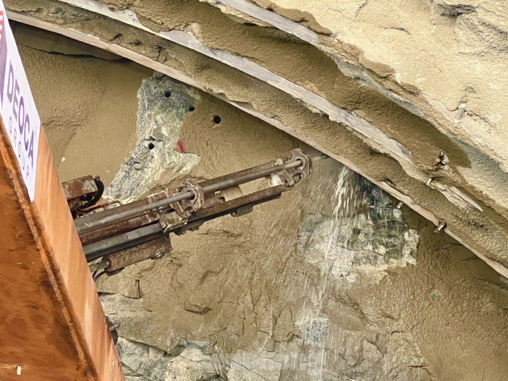 Cận cảnh công nhân ngày đêm khoét núi, thi công hầm cao tốc Quảng Ngãi - Hoài Nhơn - 19