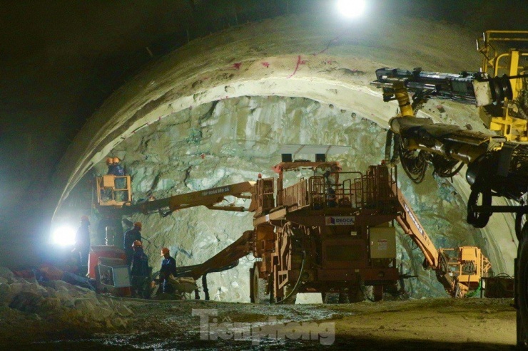 Cận cảnh công nhân ngày đêm khoét núi, thi công hầm cao tốc Quảng Ngãi - Hoài Nhơn - 23
