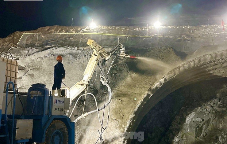 Với đặc thù thời tiết tại miền Trung, nhà thầu đã chủ động kế hoạch thi công, tranh thủ từng ngày, từng giờ, kể cả làm việc xuyên lễ khi thời tiết thuận lợi để đảm bảo tiến độ, đề phòng mùa mưa bão đang tới gần.