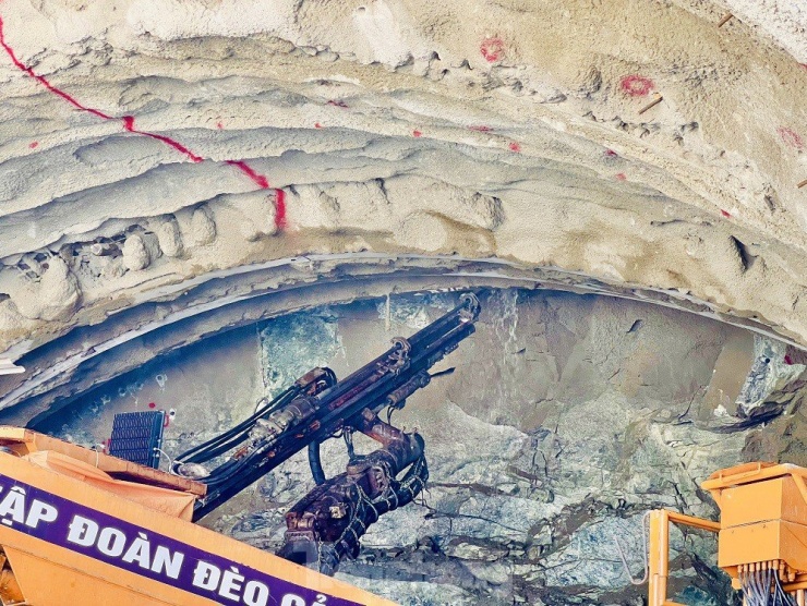 Việc sử dụng máy khoan hầm cỡ lớn theo công nghệ khoan hầm mới của Áo (NATM) được nhà thầu Đèo Cả sử dụng để gia tăng sản lượng và rút ngắn thời gian thi công, đảm bảo kế hoạch giải ngân vốn mà Bộ GTVT đề ra.