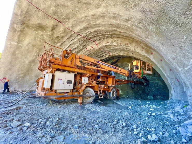 Cũng theo ông Huy, tập đoàn Đèo Cả đã làm chủ công nghệ thi công hầm theo phương pháp NATM (New Austrian Tunneling Method) - đào hầm bằng phương pháp khoan nổ, được chống đỡ bằng néo kết hợp với bê tông phun. Đồng thời cũng cải tiến phương pháp thi công để rút ngắn tiến độ thông hầm.