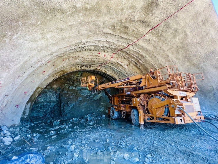 Ông Nguyễn Quang Huy – Phó Tổng Giám đốc Tập đoàn Đèo Cả cho biết, dự án đã triển khai 35 mũi thi công trên hiện trường với gần 1.800 nhân sự và gần 700 máy móc thiết bị. Hiện đã triển khai thi công đồng loạt cả 3 hầm, công tác đào cửa hầm đạt 6/6 cửa hầm. Đơn vị đang tập trung cho 2 mục tiêu chính là thông hầm số 2 và tăng sản lượng thi công.