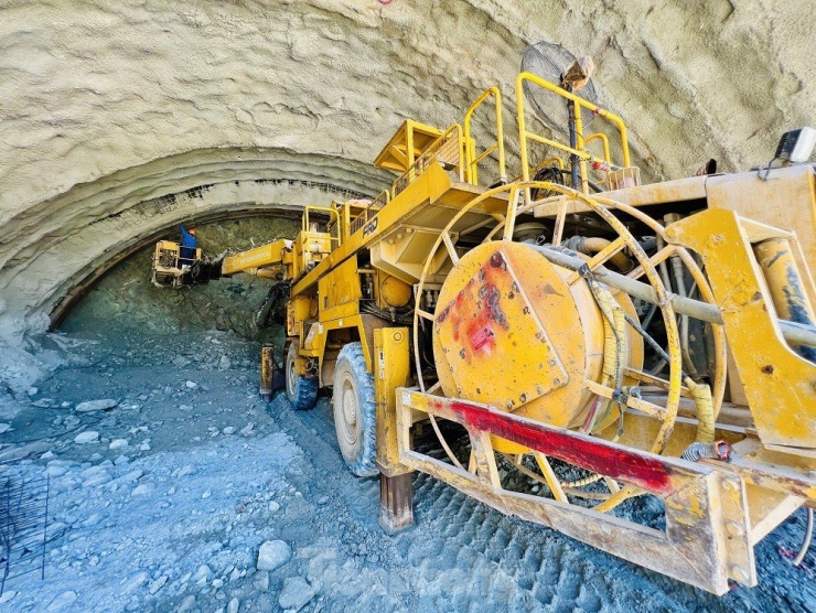 Cận cảnh công nhân ngày đêm khoét núi, thi công hầm cao tốc Quảng Ngãi - Hoài Nhơn - 27