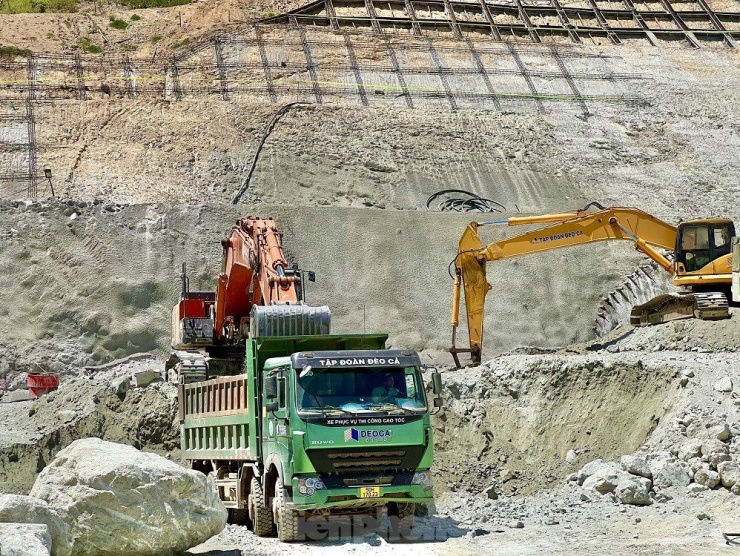 “Tại hầm số 2, theo tiến độ được phê duyệt sẽ thông hầm vào tháng 4/2024. Tuy nhiên nhờ công nghệ thi công hầm theo phương pháp mới và sự nỗ lực của ê kíp thi công, nên đến cuối 2023 chúng tôi sẽ thông hầm số 2, rút ngắn thời gian thông hầm 4 tháng”, ông Huy nói.