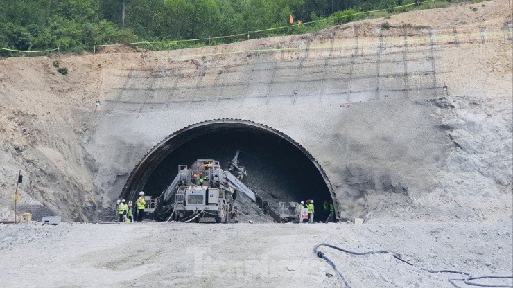 Cận cảnh công nhân ngày đêm khoét núi, thi công hầm cao tốc Quảng Ngãi - Hoài Nhơn - 25