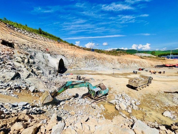 Cận cảnh công nhân ngày đêm khoét núi, thi công hầm cao tốc Quảng Ngãi - Hoài Nhơn - 29