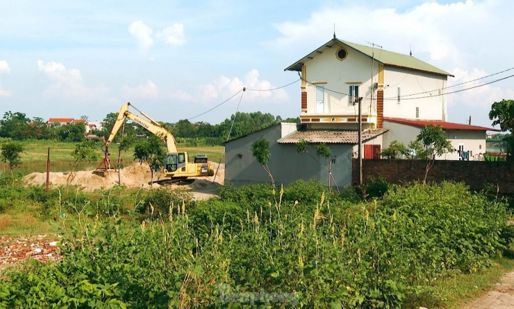 Trao đổi với PV Tiền Phong, ông Nguyễn Bá Hoàng - Giám đốc Ban Quản lý dự án đầu tư xây dựng huyện Sóc Sơn - cho biết: "Hiện tại phía đầu cầu Hà Nội đang hoàn thiện mặt bằng để làm đường dẫn, dự kiến tháng 8 này sẽ cơ bản hoàn thành, hiện tại đang mùa mưa bão nên thi công tiến độ có chậm hơn, cuối năm 2023 sẽ hoàn thành toàn bộ tuyến đường dẫn".