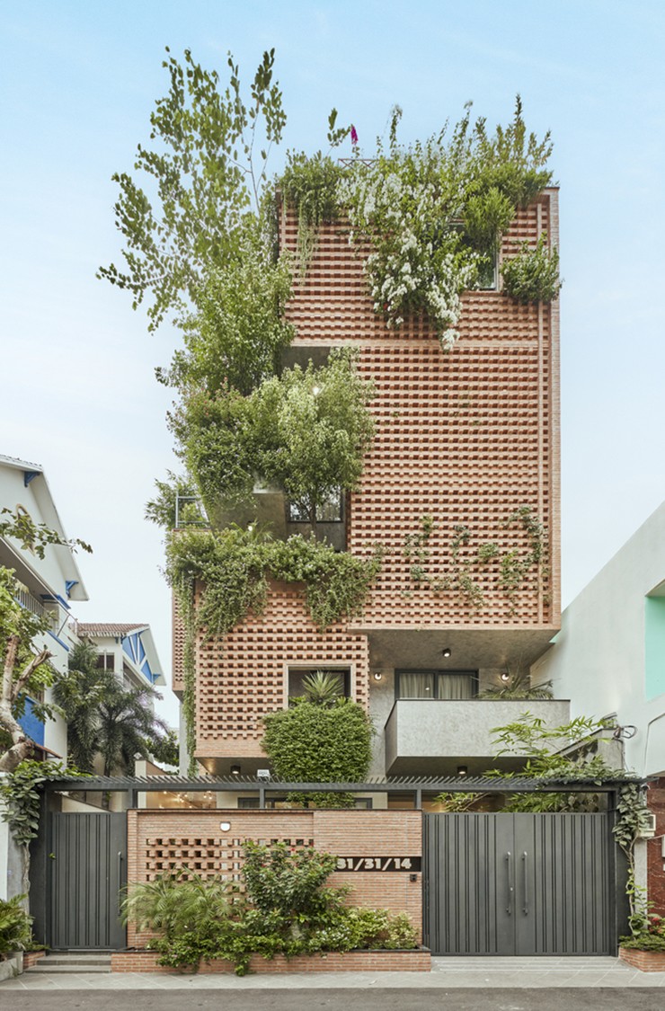 Đây là ngôi nhà của một gia đình 4 người ở quận 11, thành phố Hồ Chí Minh. Hướng chính của ngôi nhà là Tây-Tây Nam nên chịu ảnh hưởng trực tiếp bởi ánh nắng.
