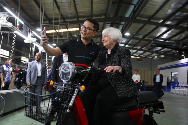 Bộ trưởng Tài chính Mỹ Janet Yellen ngồi thử chiếc xe máy điện do một doanh nghiệp khởi nghiệp của Việt Nam sản xuất. (Ảnh: TĐ)