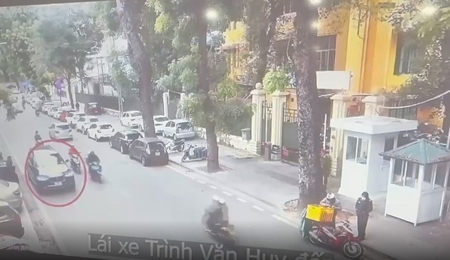 Lái xe của ông Nguyễn Anh Tuấn đến trước cổng trụ sở cơ quan An ninh điều tra.
