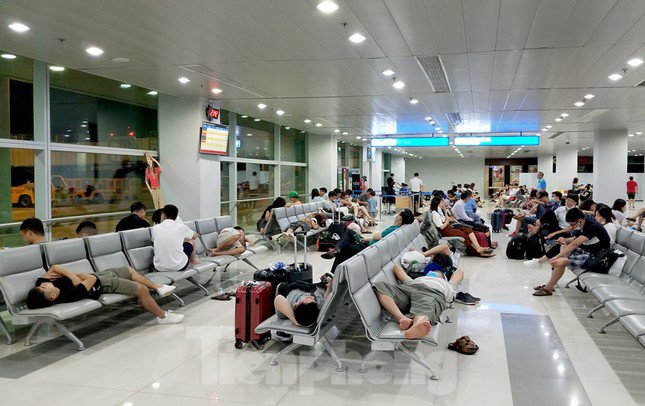 Khách mệt mỏi chờ đợi ở sân bay Phú Quốc khi có một chuyến bay trễ nhiều giờ so với lịch khởi hành dự kiến (Ảnh: H. Việt).