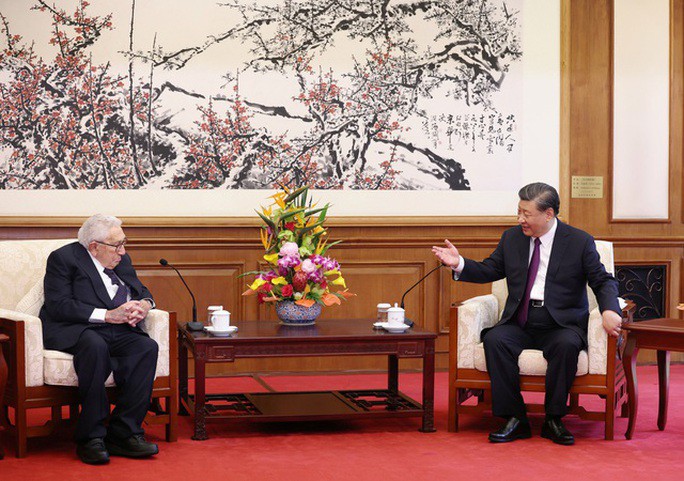 Ông Henry Kissinger trong cuộc gặp với nhà lãnh đạo Tập Cận Bình tại Bắc Kinh hôm 20-7. Ảnh: Reuters