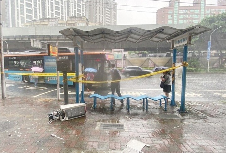 Cục nóng điều hòa trên nặng 30kg và rơi từ vị trí tầng 17. Ảnh:&nbsp;Taiwan News