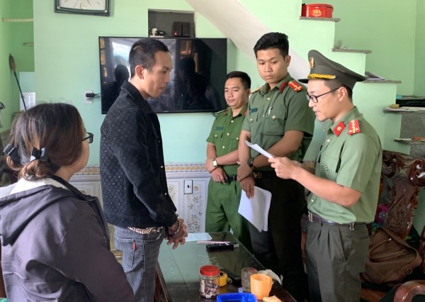 Cơ quan ANĐT thực hiện lệnh bắt tạm giam đối với Phùng Xuân Ngọc.