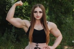 Bạn trẻ - Cuộc sống - Búp bê Nga gây sốt với gương mặt ngây thơ, thân hình 'rực lửa'